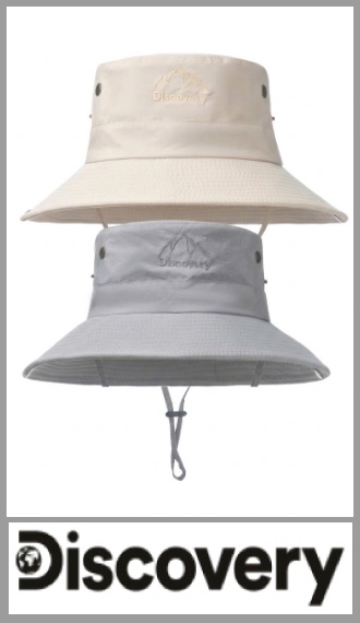 Sombrero de ala ancha Discovery, ideal para proteger del sol en actividades al aire libre. Cuenta con cordón regulable para ajustar y evitar que se vuele, y botones laterales con ojales de ventilación. Con logo bordado en el frente. Medidas: 11cm x 35cm. Disponible en colores gris y beige. Pack por unidad.