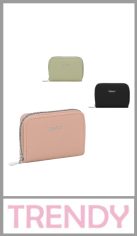 Tarjetero de PU TRENDY, con varios compartimentos y cierre perimetral. Divisores y tarjetero. Excelentes detalles y terminaciones según imagen
 Medidas: 8cm x 11cm. Colores surtidos. Pack por unidad.