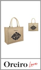 Bolso playero OREIRO LOVE para mujer, confeccionado de YUTE impreso con motivo en color negro, contiene dos asas para colgar en color negro y cierre con velcro de gran calidad. 
Apto para actividades al aire libre. 
Medidas 33cm x 40cm x 17cm