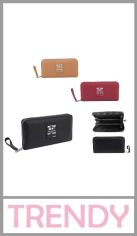 Billetera de PU TRENDY, con dos divisiones y varios compartimentos y cierre perimetral. Divisores y tarjetero. Excelentes detalles y terminaciones según imagen
 Medidas:  10cm x 19cm x 3cm
Colores surtidos. Pack por unidad.